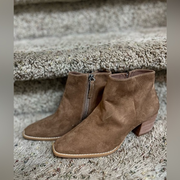 NWOT Linea Paolo Windy Snip Toe Bootie Color Mushroom Size 6 - Picture 2 of 9